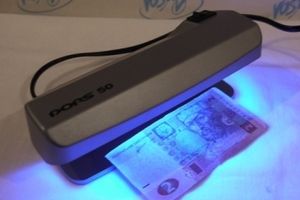 Ультрафіолетовий детектор валют – як користуватись, як працює, переваги